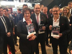Buchübergabe an Brigitte Zypries